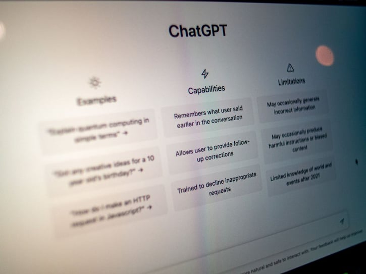 Übersichtlicher Arbeitsplatz mit einem Desktop-Computer, auf dem ChatGPT läuft, der zeigt, wie KI das HR-Management effizienter macht.