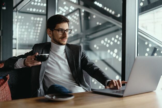Bild eines Arbeitnehmers, der sein Arbeitsentgelt überprüft. 