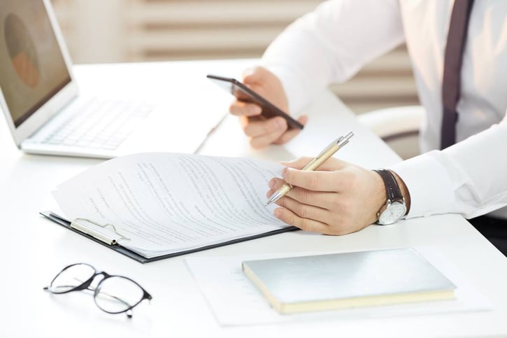 Ejemplo de un contrato de trabajo detallando los derechos y obligaciones.