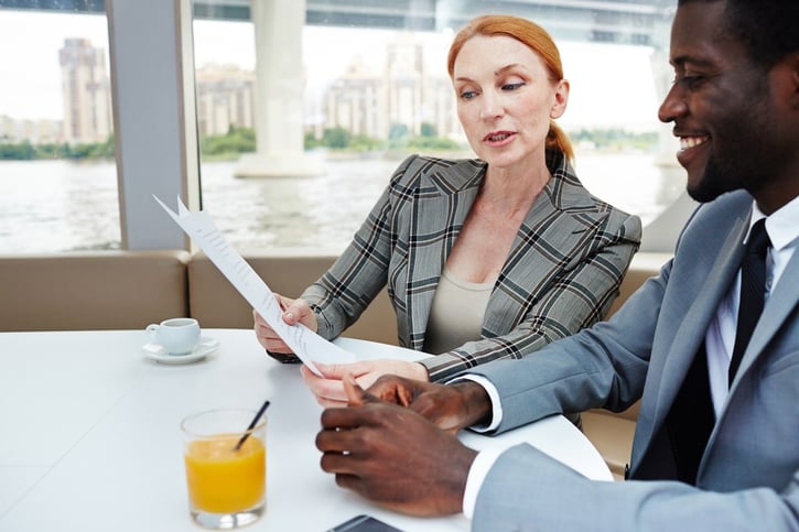 Themen: Arbeitsbestätigung - Arbeitnehmer erhält Arbeitsbescheinigung