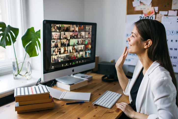 Frau in Videokonferenz während der Homeoffice-Arbeit.