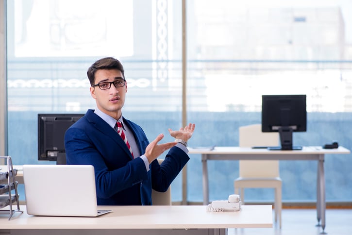 HR-Manager analysiert Fehlzeitenstatistik am Computer