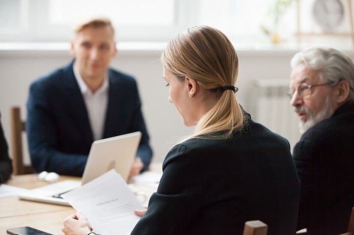 Arbeitgeber beim Vorstellungsgespräch zur Bewertung der Quality of Hire.