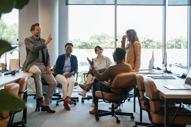 Collega's zitten in een kring en lachen