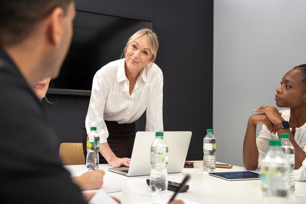 Arbeitsverhältnis: Angestellte in einem Meetingraum diskutieren Teilzeitarbeitsmodelle