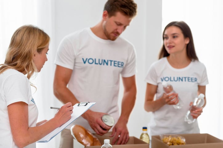 Ein Arbeitgeber fördert Corporate Volunteering Maßnahmen im Betrieb.