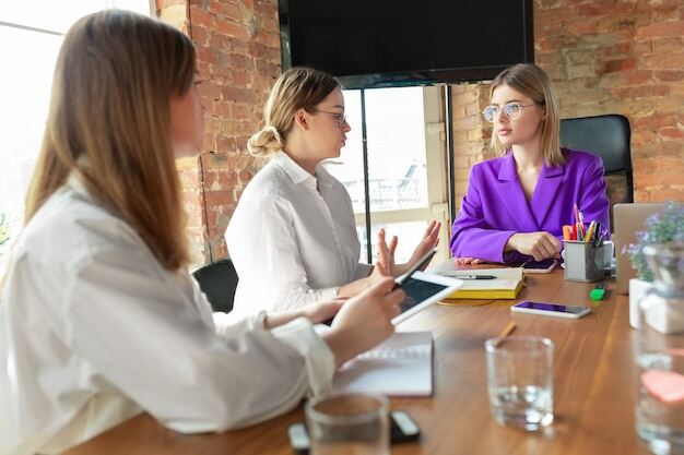 Unternehmer diskutiert Umsatzprognose mit Vertriebsteam