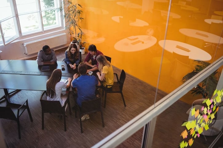 Teammeeting in einem Unternehmen zum Thema Arbeitszeit berechnen in Stunden und Minuten und Work-Life-Balance