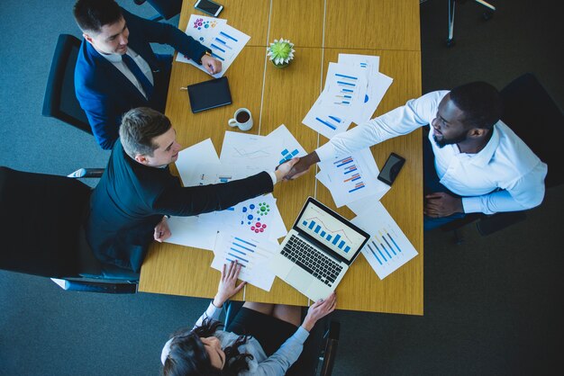 Gefährdung: Team analysiert Risikomatrix am Arbeitsplatz