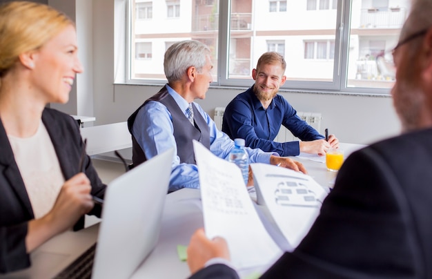 Mitarbeiter bei einer Besprechung über variable Vergütung - Bestandteile und Bonus