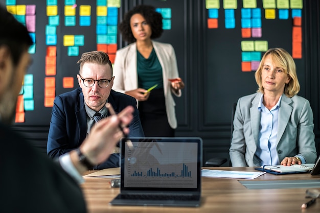 Teammeeting zur Besprechung von Strategien gegen hohe Mitarbeiterfluktuation - Grund wie Kündigungen 