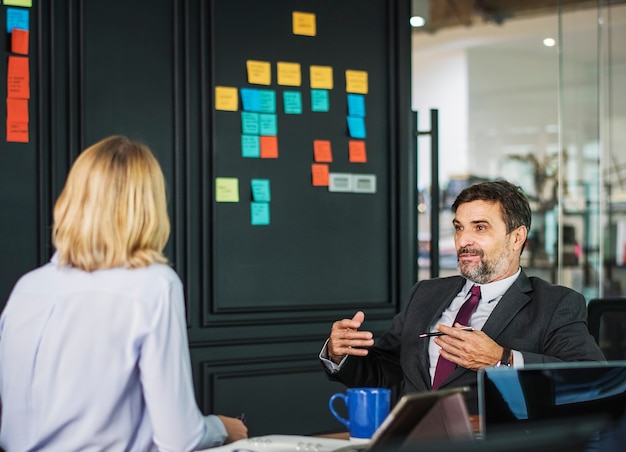 personalbereich, übersicht: Mitarbeiter der Personalabteilung bei der Strategieplanung