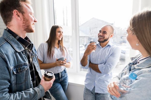 Mitarbeiter diskutieren in einer offenen Kommunikationskultur