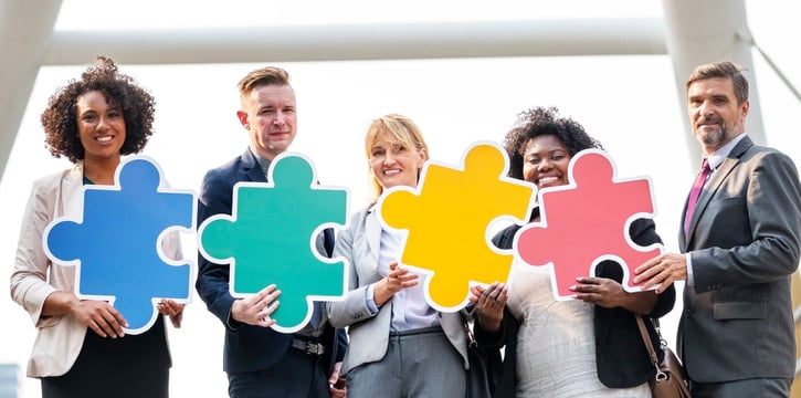Multidisziplinäres Team in einem Meeting zur Prozessoptimierung.
