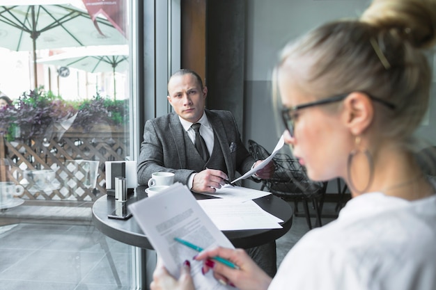 Mitarbeitergespräch über Betriebsurlaub: Was darf der Arbeitgeber anordnen? Diskussion über dringende betriebliche Belange und Betriebsferien anordnen.