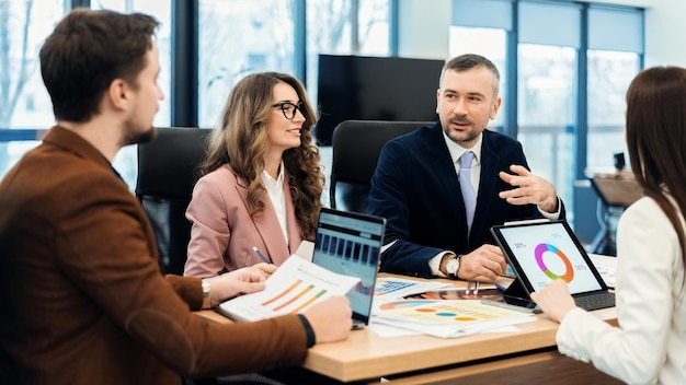 HR Business Partner diskutiert Strategien mit dem Team