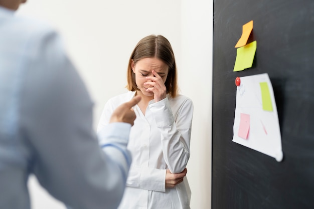Mitarbeiter im Büro fühlt sich wegen Depression überfordert.
