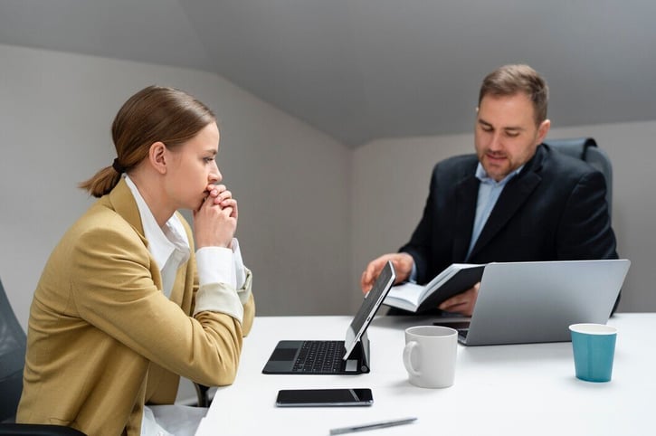 Arbeitskonflikt zwischen zwei Kollegen im Büro
