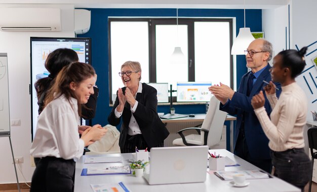 Führungskraft demonstriert ethische Führung im Teammeeting