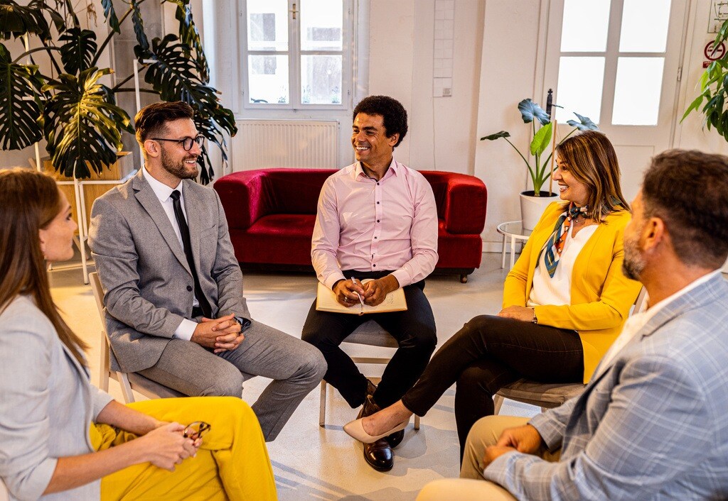 Candidatos participando en una sesión de entrevistas grupales en una oficina moderna.​