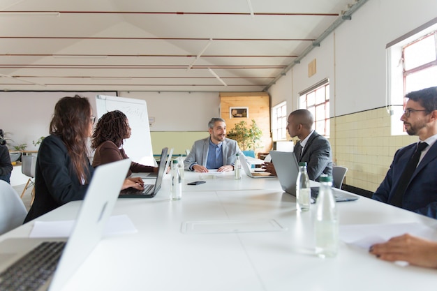 Konferenzraum mit Fokus auf Unternehmensvisionen
