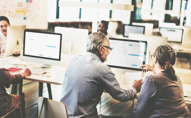 In der modernen Arbeitswelt ist es für Arbeitgeber unerlässlich, ein klares Verständnis der Arbeitszeiten und Pausen ihrer Mitarbeiter zu haben. Dieser Artikel bietet eine umfassende Übersicht über den Einsatz von Arbeitszeitrechnern und deren Rolle bei der Optimierung der Arbeitszeiterfassung. 