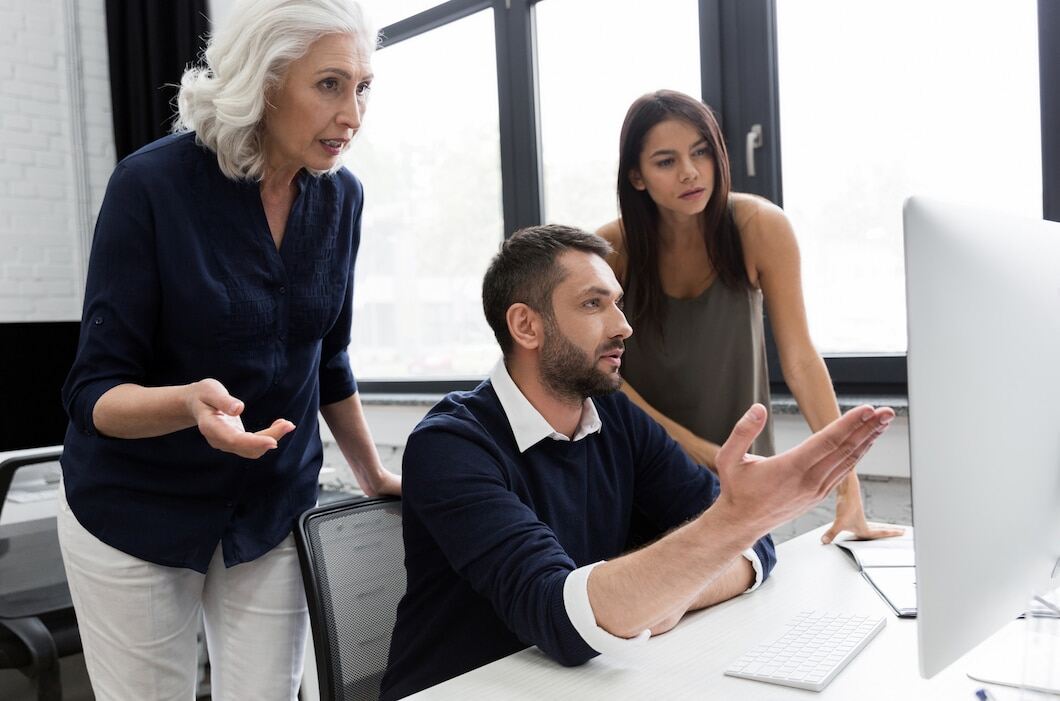 Mitarbeiter besprechen im Büro zur Einführung der Stellenplanmethode.