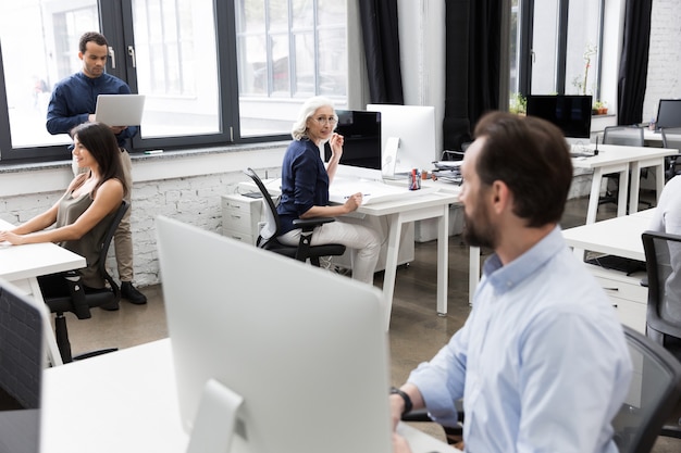 Arbeitszeiterfassung Pflicht in einem modernen Büro