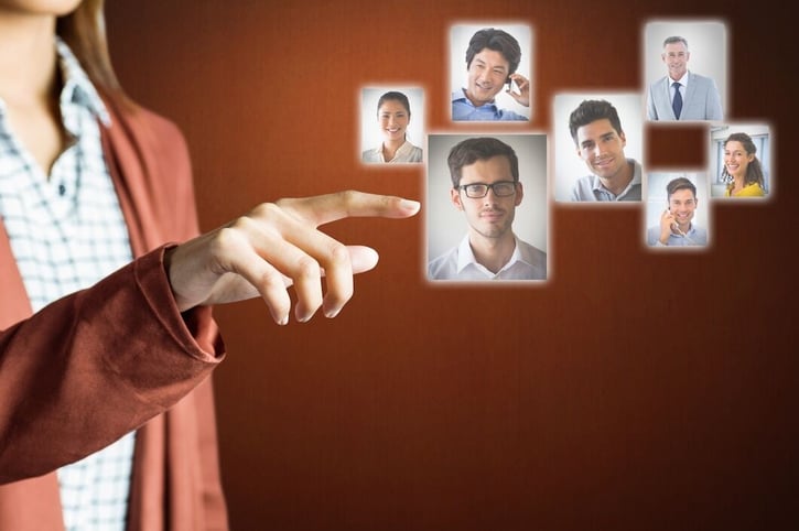 Bild eines Büroangestellten, der an einem Talent Acquisition Plan arbeitet.