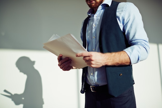 Mitarbeiter liest Kündigung Arbeitsvertrag