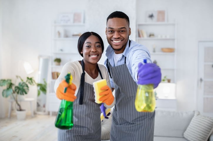 Een uitzendkracht is aan het schoonmaken bij een klant