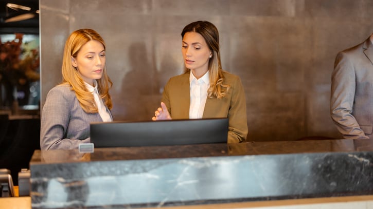 Responsable de hostelería revisando el software de turnos en computadora