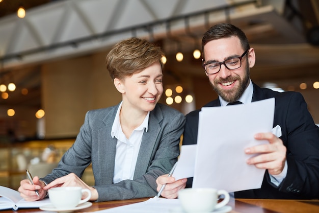Lächelnder Arbeitnehmer erhält Lohnsteuer Rückvergütung