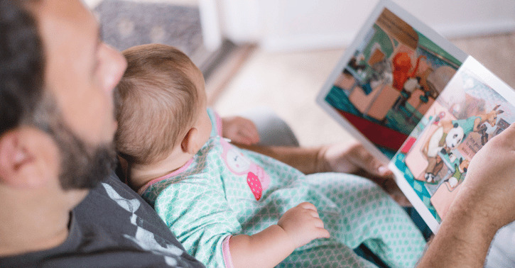 Man leest baby een boekje voor