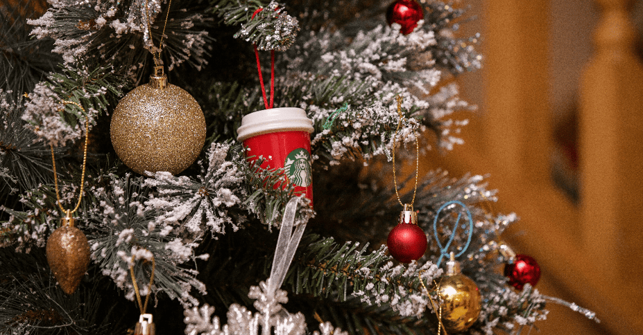 Kerstboom met kerstballen, inclusief een reis koffiemok kerstbal.
