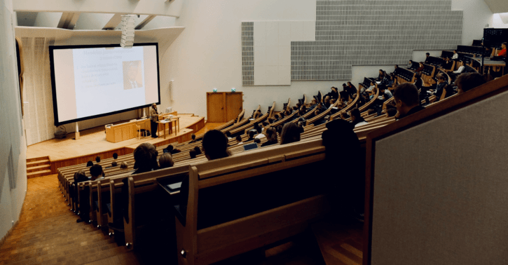 Studenten zitten in een college zaal