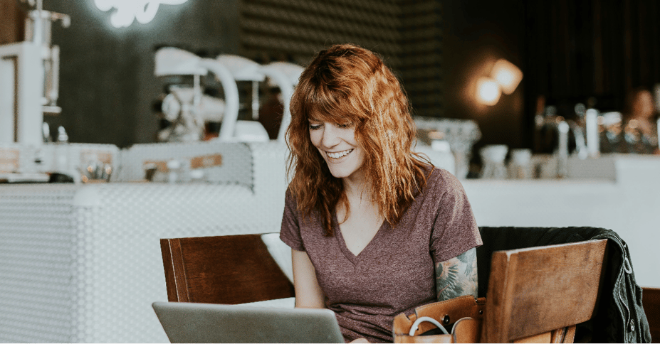 Vrouw zit voor laptop in koffie shop