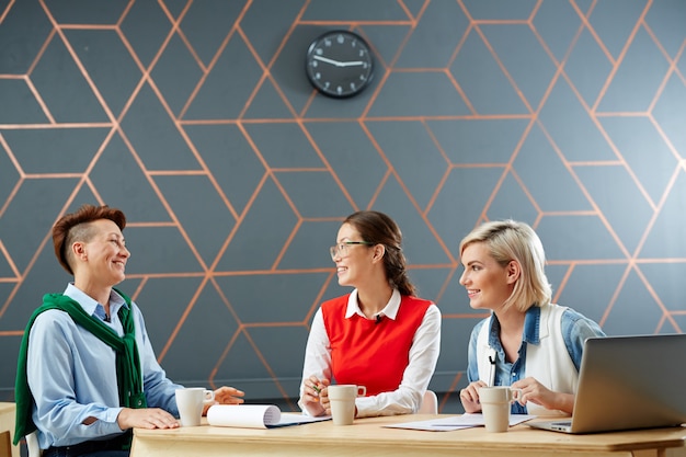 Teammeeting in einem Unternehmen mit 35-Stunden-Woche