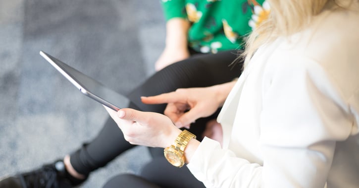 Vrouw wijst iets aan op een tablet