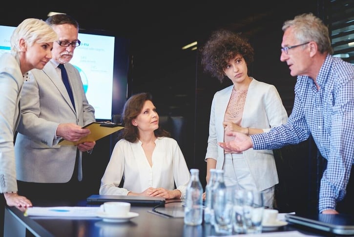 Umwandlung: Mitarbeiter diskutieren Umstrukturierungspläne im Konferenzraum