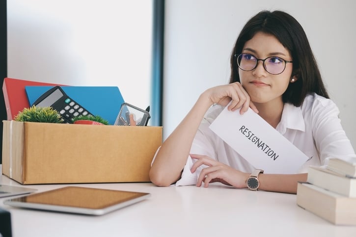 staande voet ontslag nemen, arbeidsovereenkomst opzegt.