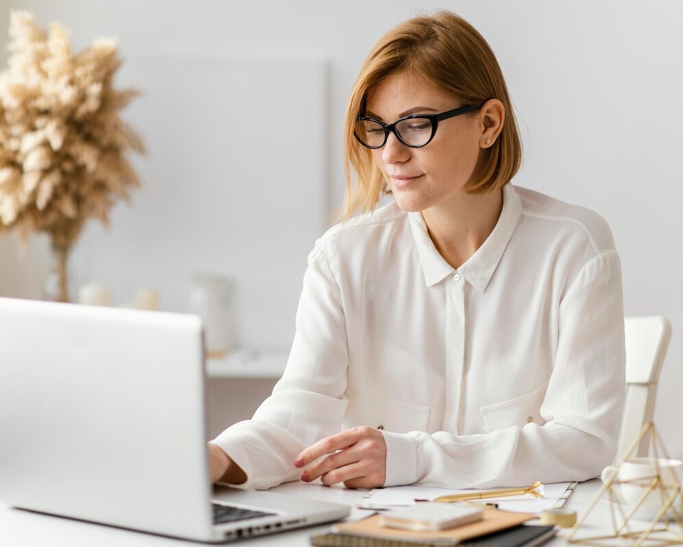 empleado mirando sus derechos en la computadora portátil