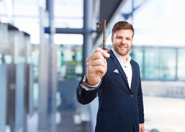 Schlüsselkompetenzen sind Fertigkeiten, die in den Bereich der Soft Skills fallen. Diese 4 Kenntnisse sind besonders wichtig.