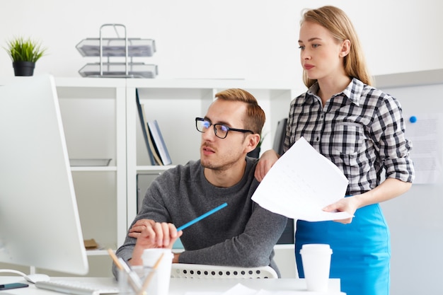 HR-Mitarbeiter arbeitet an einem Personalinformationssystem