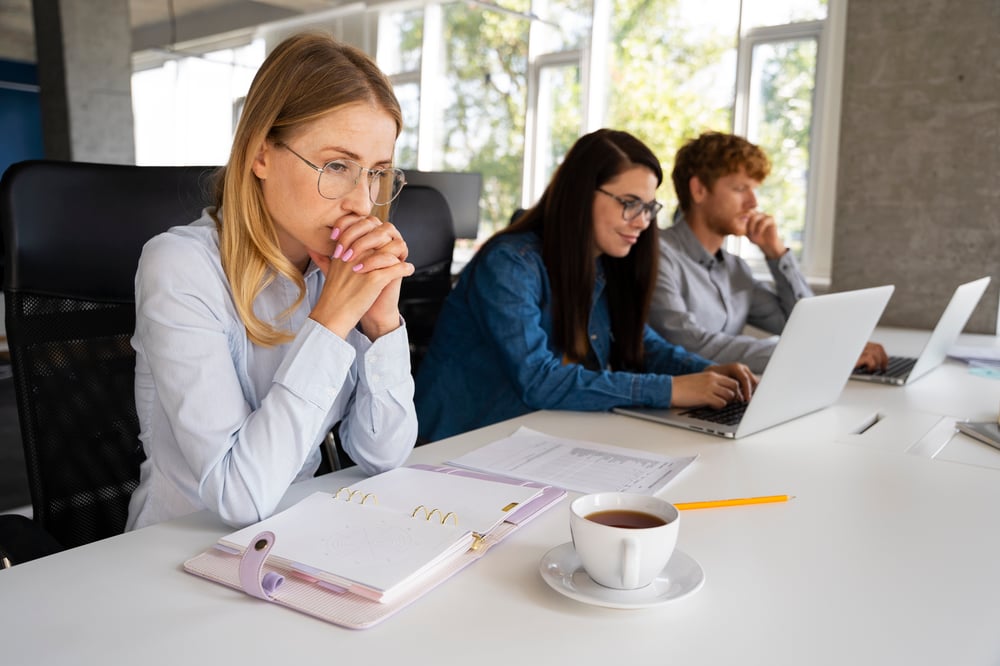 Berufswahl: Person mit Konzentrationsschwierigkeiten am Arbeitsplatz – Symbolbild für kurze Aufmerksamkeitsspanne im Job