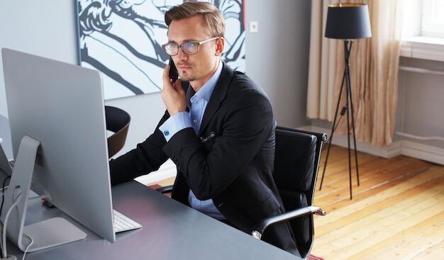 Arbeitgeber führt ein Telefoninterview durch