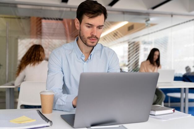 Für unterschiedliche Jobs und Unternehmen jeder Größe die Downloads verwalten und die aktuelle Version installieren.