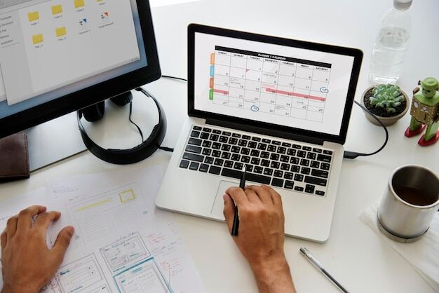 Online Kalender: Gruppenkalender-Anwendung auf dem Bildschirm im Büro.