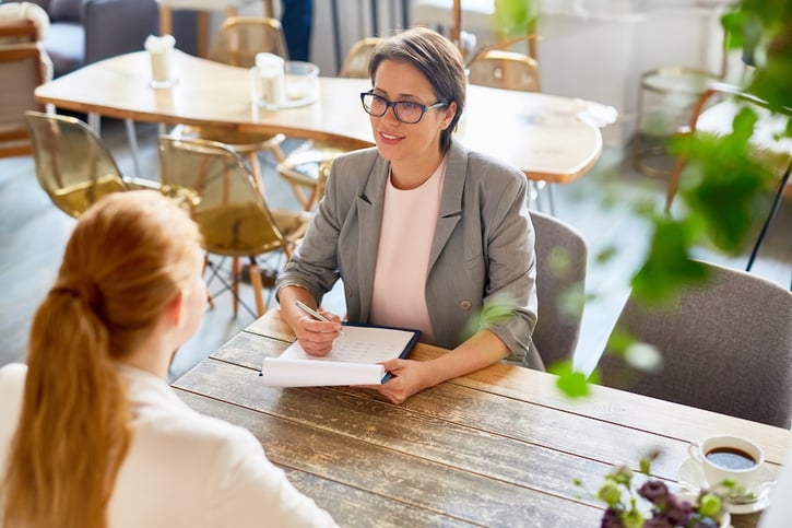 Bild eines Arbeitgebers und Mitarbeiters beim Feedbackgespräch im Büro.