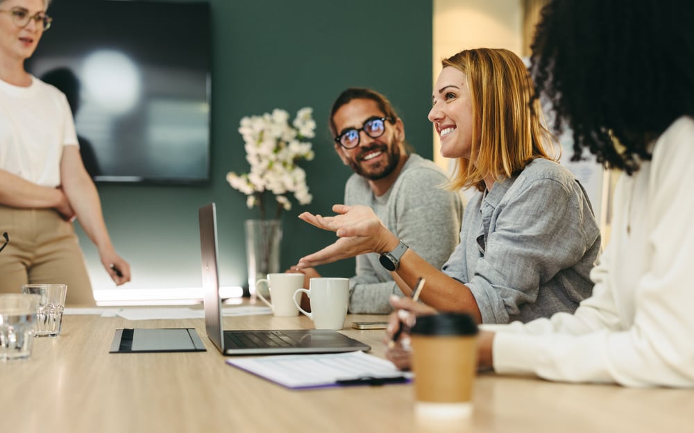 Mitarbeiter diskutiert Feedback während eines Meetings